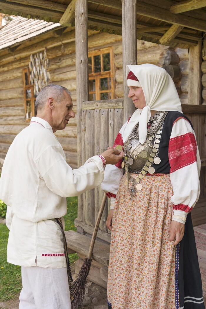 Naine puuvillaste särgikäistega hames, puuvillase põllega