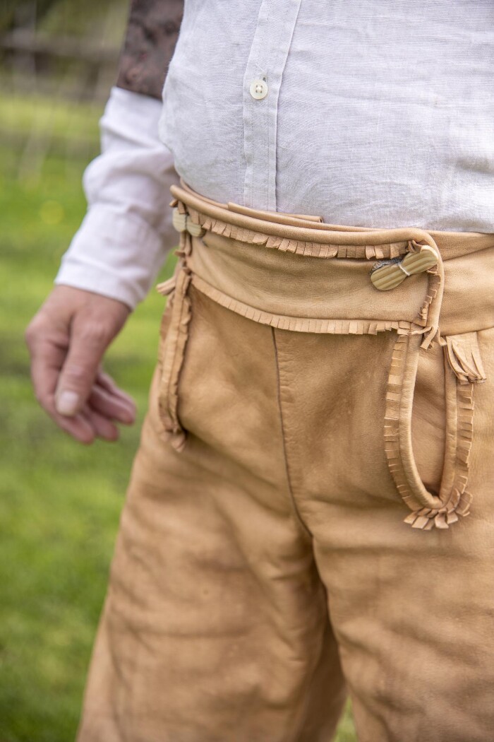 Piret Alberti lõputööna valminud Tori kihelkonna nahkpüksid