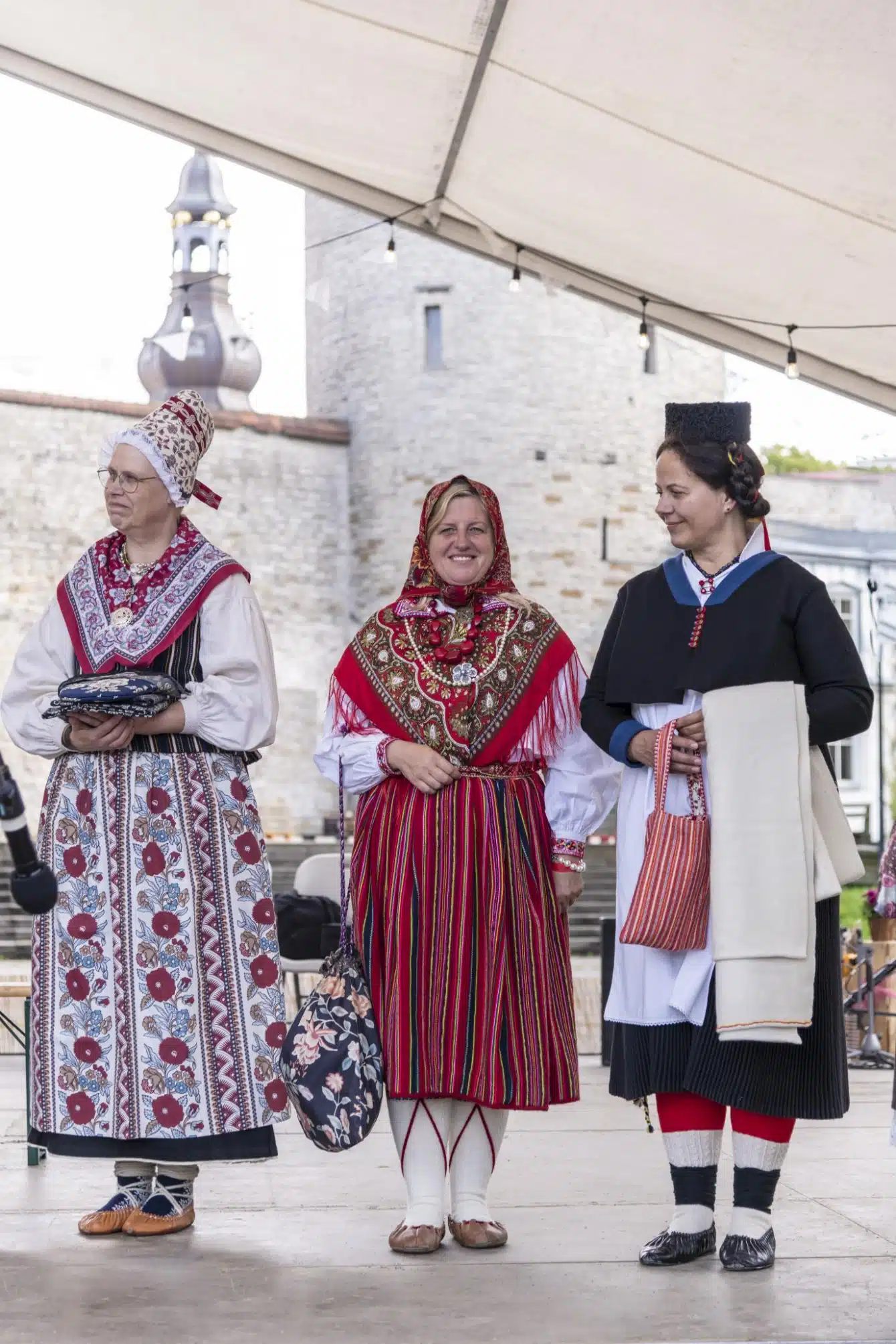 Laval on saarte rahvarõivad. Vasakult: Ruhnu, Kihnu, Vormsi