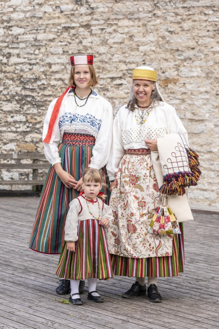 Türi rahvarõivais naine, neiu ja tütarlaps