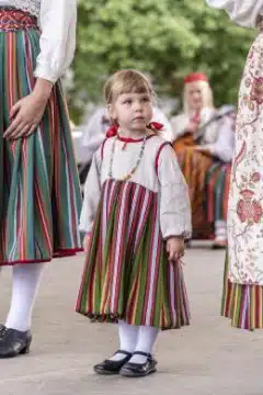 Tütarlaps Türi rahvarõiva-ainelises kostüümis