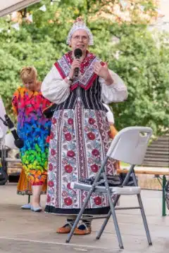 Inna Raud tutvustamas oma Ruhnu rahvarõivakomplekti