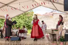 Liis Luhamaa esitleb Lihula rahvarõivakomplekti