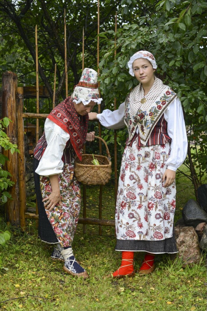 Ruhnu naine ja neiu pidulikes rõivais.