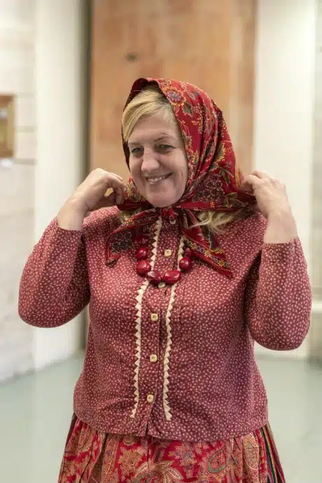 Kihnu naine punase kördiga