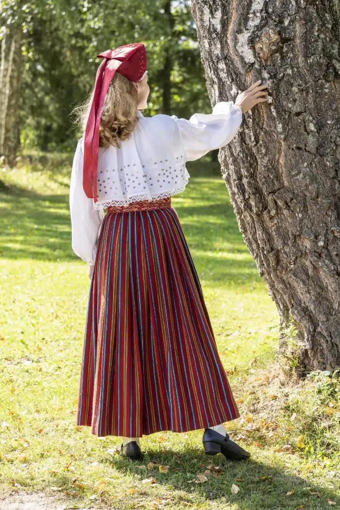 Lõpetab Raplamaa rahvarõivaste valmistamise kursus