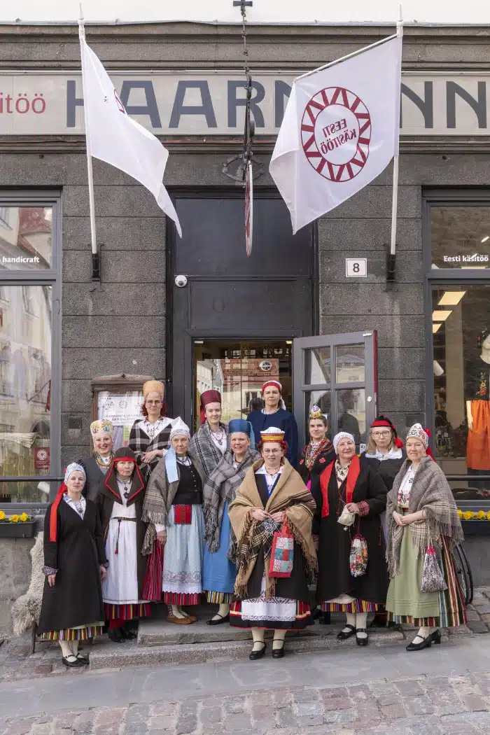 Tallinna rahvarõivakooli lõpetajate komplektid pakkusid silmailu Tallinna rahvarõivakooli lõpetajate komplektid pakkusid silmailu