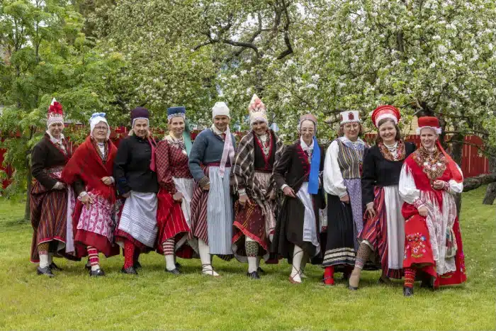 Pärnumaa rahvarõivakooli lõpetamisel sai näha kauneid rõivakomplekte Pärnumaa rahvarõivakooli lõpetamisel sai näha kauneid rõivakomplekte