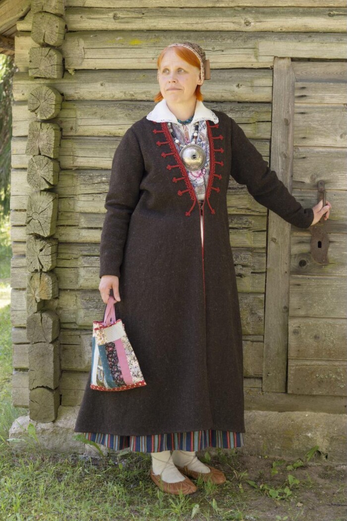 Inna Raud endavalmistatud Vändra naise rahvarõivais