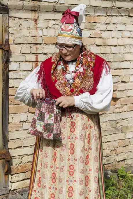 Tõstamaa naise rahvarõivad, 19. saj II pool