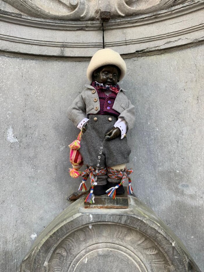 Manneken Pis Jämaja rahvarõivais