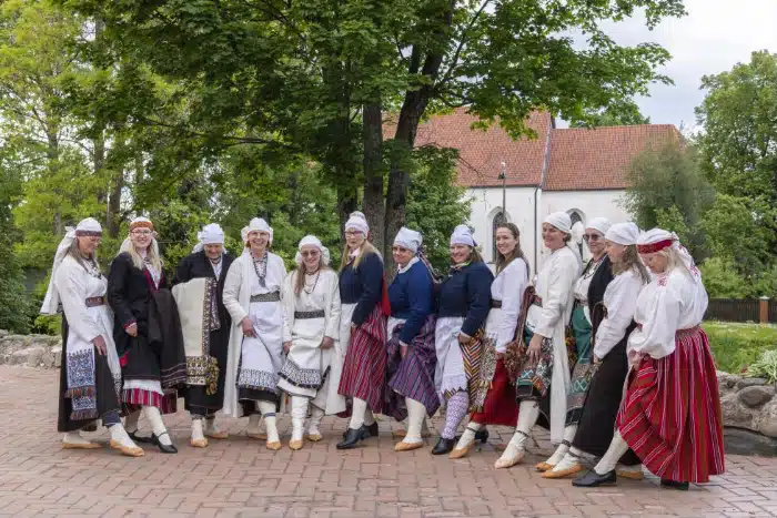 Viljandi rahvarõivakooli lõpetajad esitlesid oma rõivakomplekte