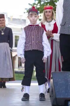 Jüri kihelkonna rõivais poiss