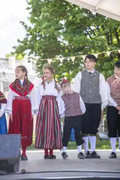 Laval on noored Leesikad