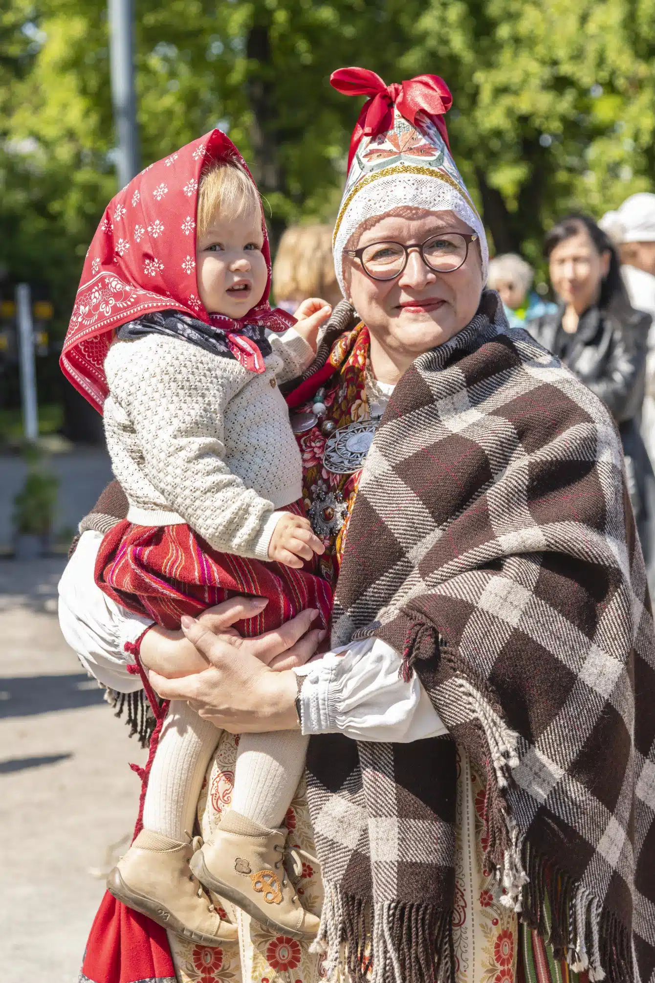 Tõstamaa naine väikese tüdrukuga
