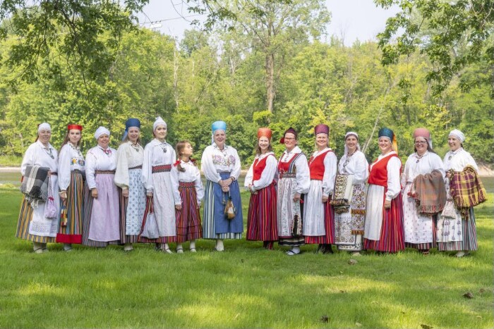 Väliseesti rahvarõivakooli lõpetajad