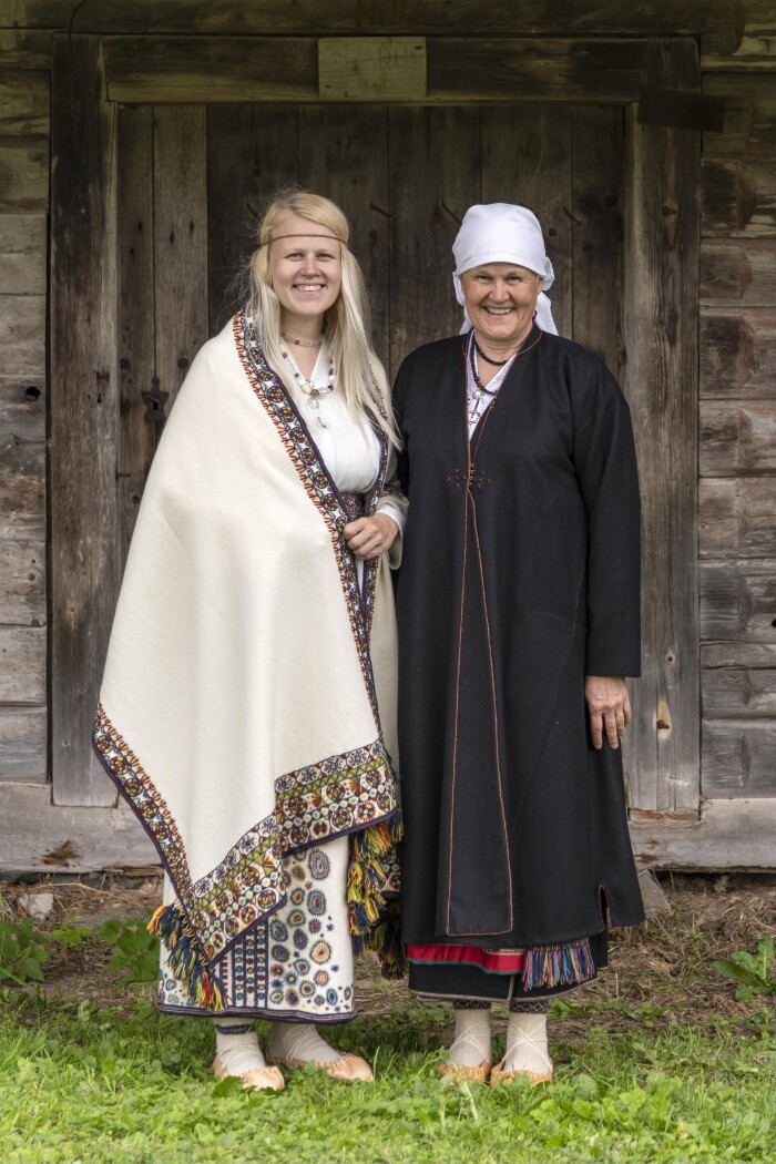 Halliste naised 18. saj rahvarõivais