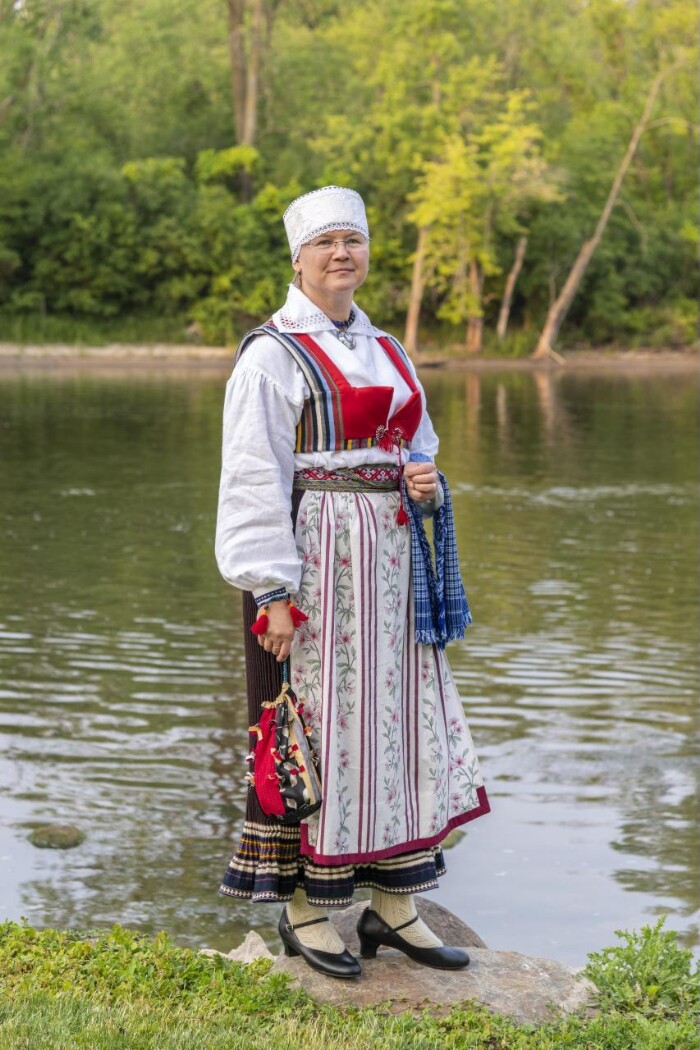 Janne Dombrowski endavalmistatud Valjala kihelkonna rahvarõivais