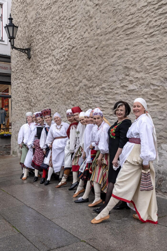 Poseerivad Tallinna rahvarõivakooli 7. lennu lõpetajad