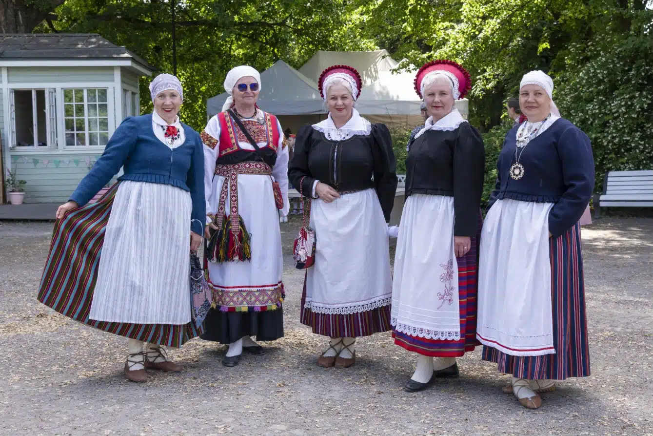 Olustvere Teenindus- ja Maamajanduskooli rahvarõiva valmistaja V taseme õppe 2024. aastal lõpetanud esitlevad oma rahvarõivakomplekte.