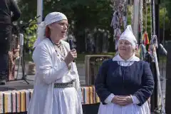 Inna Raud tutvustab Viljandimaa rahvarõiva nõuandekoja tegevust, paremal Pilistvere kihelkonna rahvarõivaspetsialist Annely Meerbach