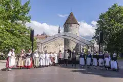 Rahvarõivaste tuulutamine Tallinnas Tornide väljakul 2024