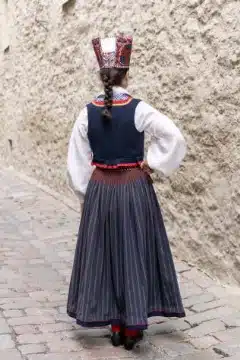 Kaarma naise rahvarõivad, 19. saj