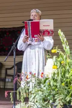 Rahvarõivaste esitlemine Pärnus Koidula Muuseumi aias