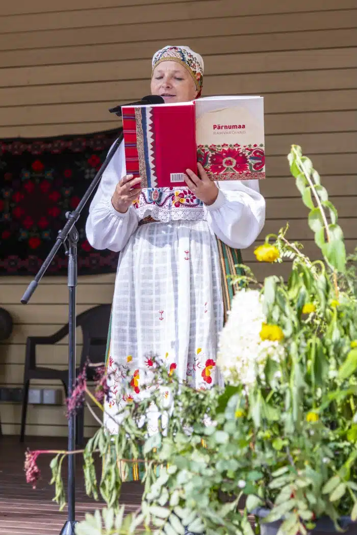 Augustikuus tuulutati rahvarõivaid Pärnus ja Viljandimaal Augustikuus tuulutati rahvarõivaid Pärnus ja Viljandimaal