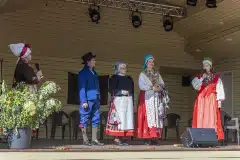 Oma rõivaid esitlevad Läänemaa Karuse ja Lihula kihelkondade rõivais inimesed