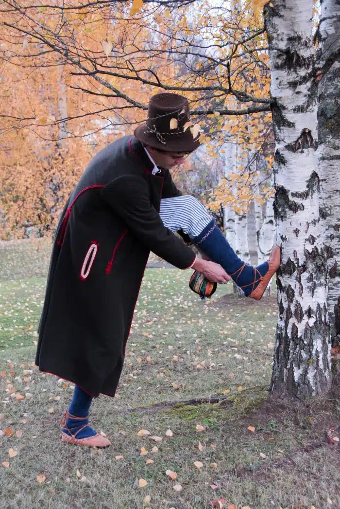 Vana-Võromaa rahvarõiva nõuandekoja video tutvustab Rõuge rahvarõivaid ja rõivastumist Vana-Võromaa rahvarõiva nõuandekoja video tutvustab Rõuge rahvarõivaid ja rõivastumist