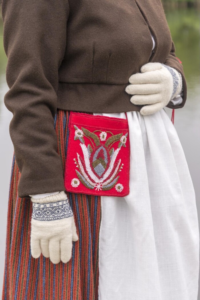 Kaarma naise rahvariided, 19. saj