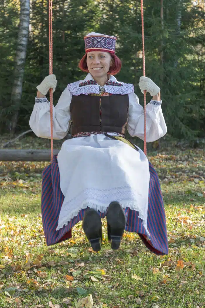 Mareli Rannapil valmisid videod Saaremaa kihelkondade naiste rõivastumisest